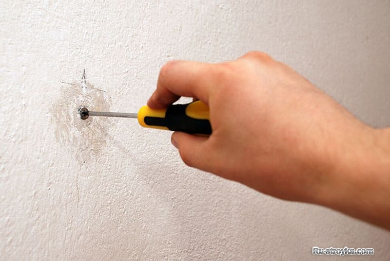 Как заделать дырку от дюбеля в стене: Как заделать дырку в стене от .