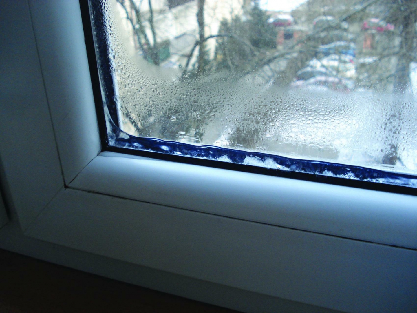Почему плачут окна в частном доме: Почему запотевают пластиковые окна в .